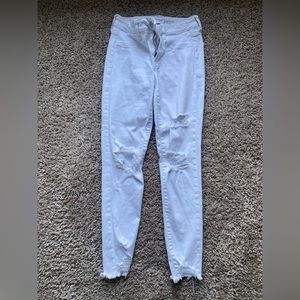 American Eagle white ripped skinny jeans// size 4